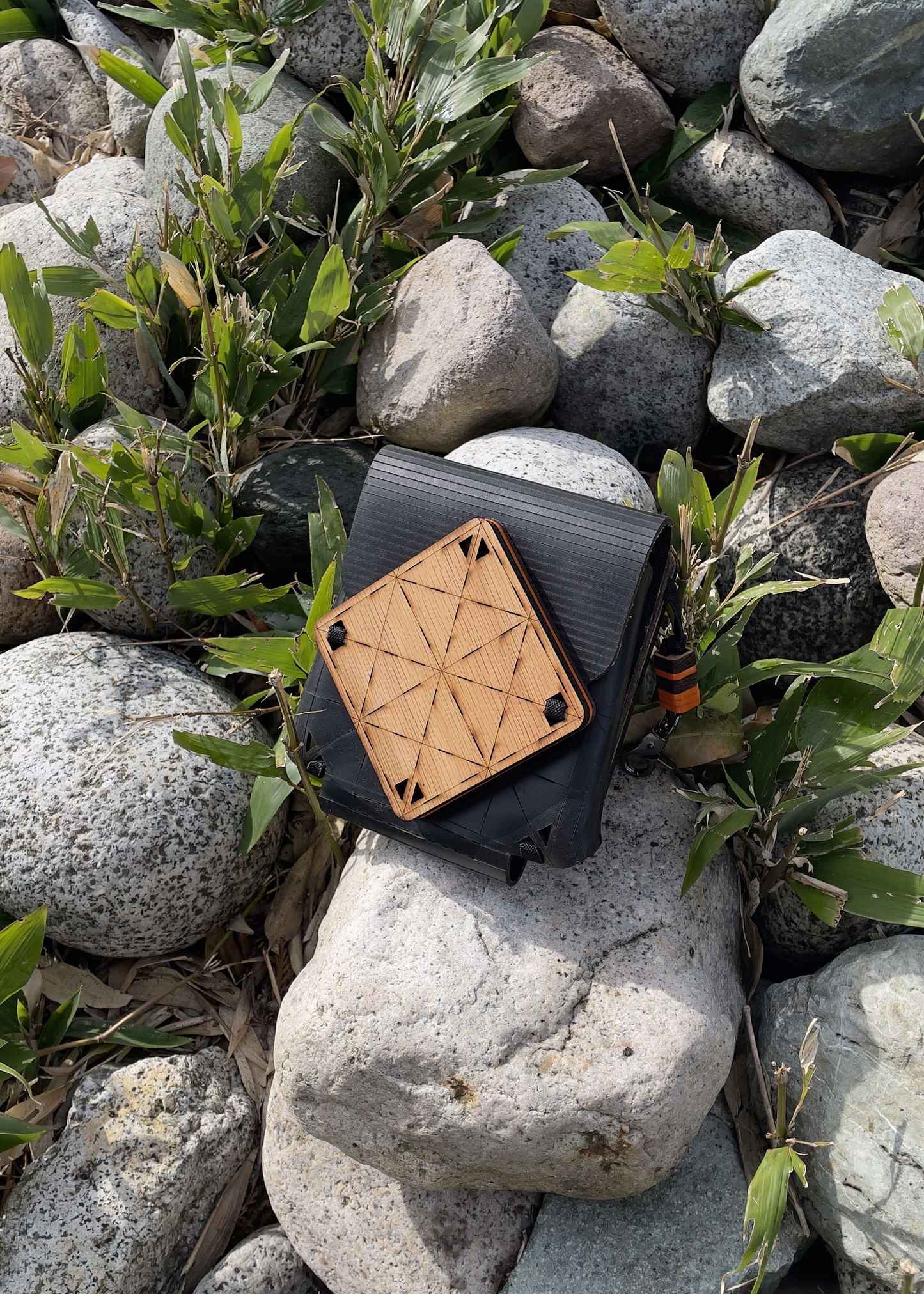 Jib-z phone bag in laser-cut wood and cord by Studio Jazbi