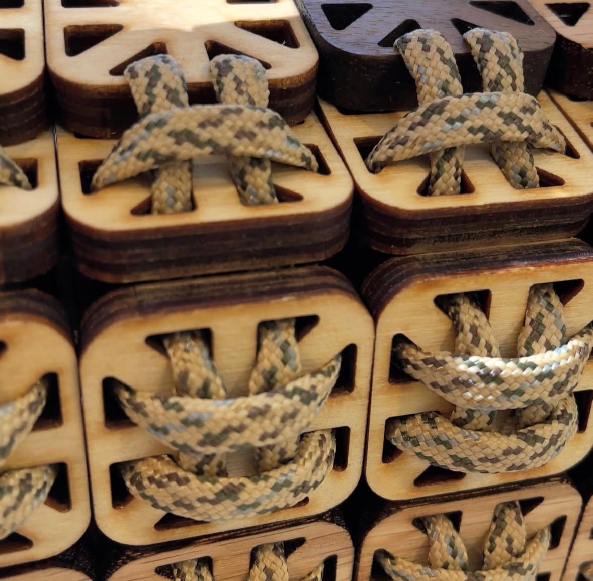 Handcrafted pixel bag in laser-cut wood and cord by Studio Jazbi