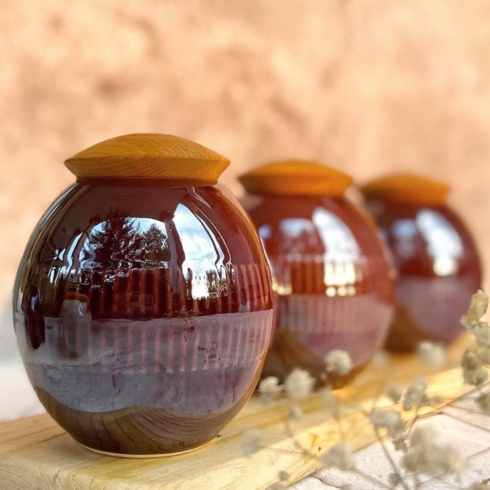 Bowls in shape of egg with wooden lid